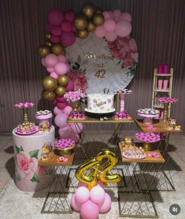 Table de desserts et arche de ballons roses – décoration à Laval