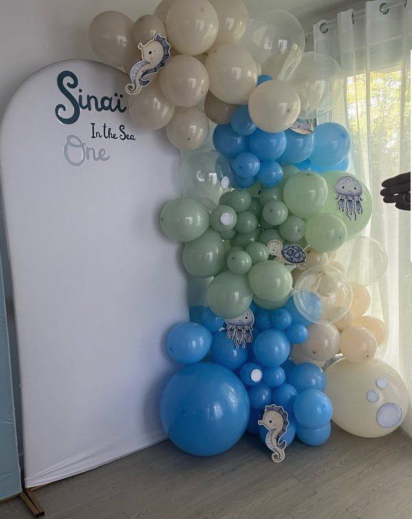 Décoration de premier anniversaire avec ballons bleus et verts