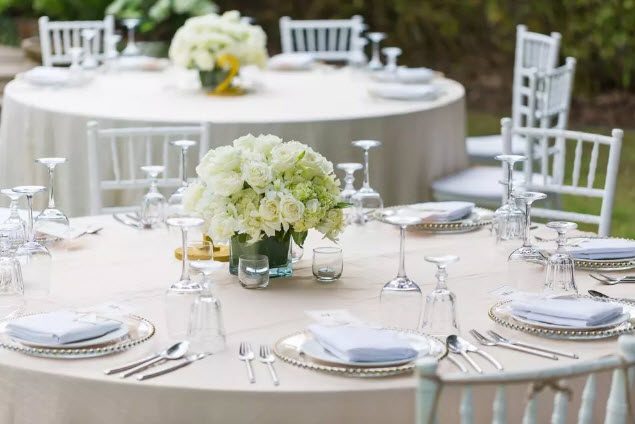 Tables de mariage avec centres de table floraux